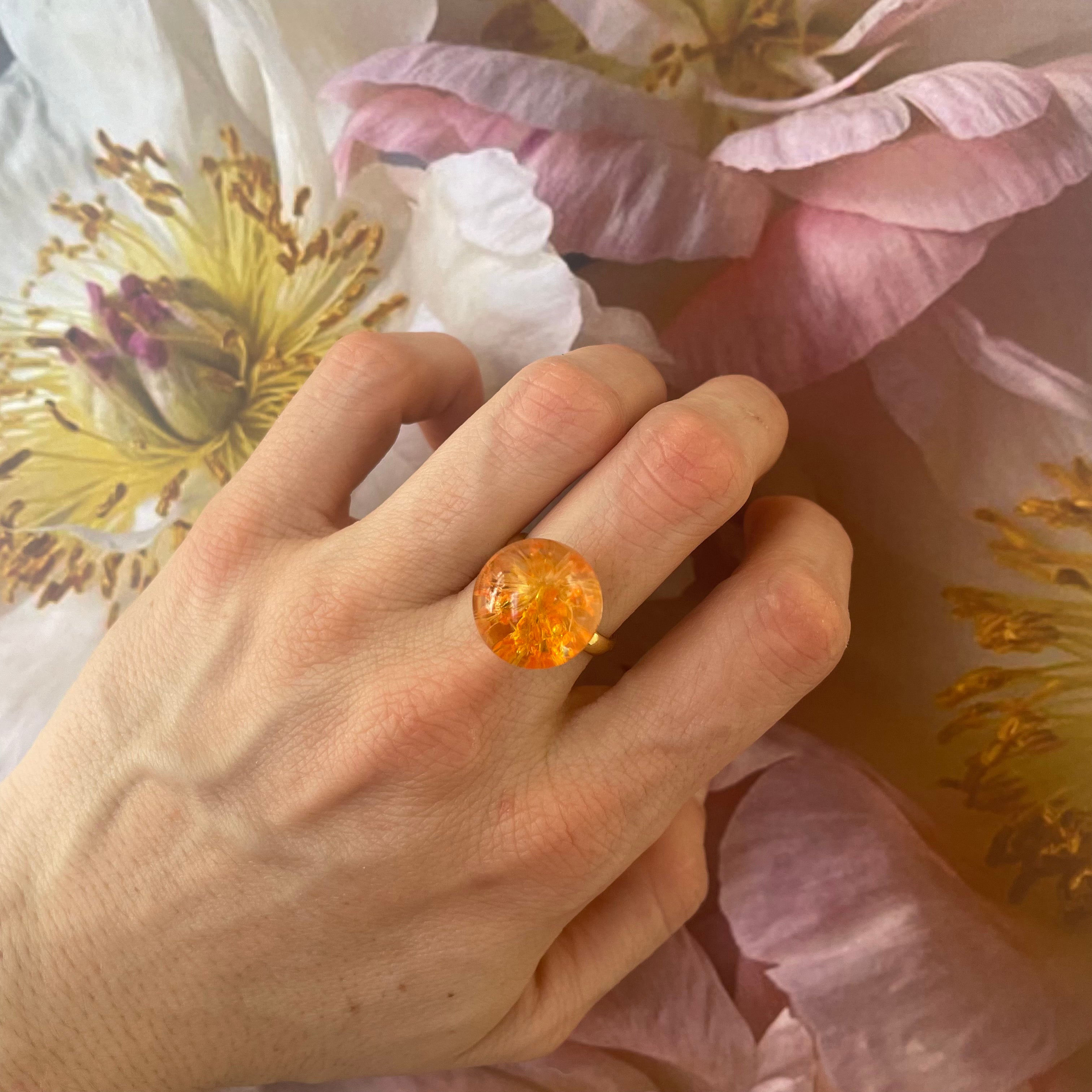 Anillo esfera Flor Naranja encapsulada en Resina